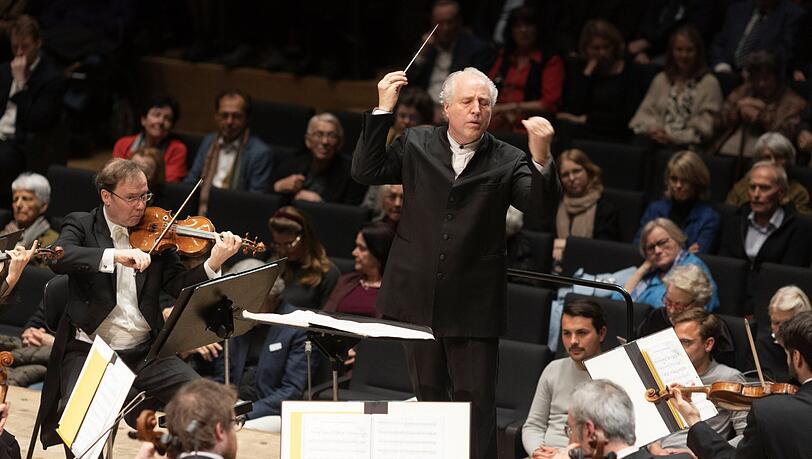 Manfred Honeck dirigiert das BR-Symphonieorchester in der Isarphilharmonie.