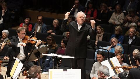 Manfred Honeck dirigiert das BR-Symphonieorchester in der Isarphilharmonie.