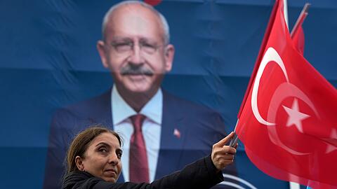 Menschen besuchen eine Wahlkampfveranstaltung des Oppositionsführer und Präsidentschaftskandidaten Kilicdaroglu in Istanbul, Türkei. Am 14. Mai werden in der Türkei ein neuer Präsident und ein neues Parlament gewählt.