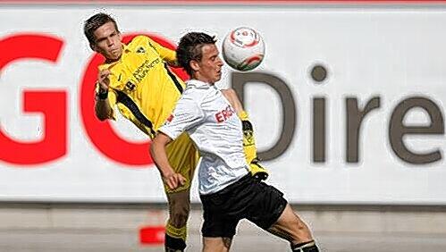 Sieht so ein Foul aus? Sicher nicht. Edgar Prib lässt Zoltan Stieber absolut in Ruhe. Sieht so ein Foul aus? Sicher nicht. Edgar Prib lässt Zoltan Stieber absolut in Ruhe.