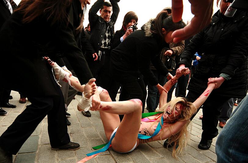 Sie haben es wieder getan - diesmal in der Türkei: In Istanbul hat die ukrainische Aktivisten-Gruppe Femen erneut nackt protestiert, um auf die häusliche Gewalt gegen Frauen aufmerksam zu machen - die Bilder.