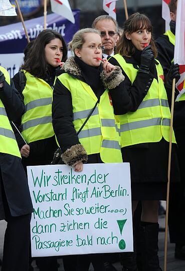 Streik am Münchner Flughafen: Die Lufthansa-Mitarbeiter legen die Arbeit nieder. Von 04 Uhr bis 12 Uhr sollen die Flieger am Boden bleiben. Die Bilder vom Münchner Airport.