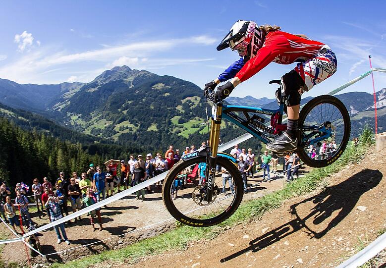 MOUNTAINBIKE: DIE DISZIPLIN: Am Sonntagnachmittag erlebt der Kosmos X Games eine Weltpremiere: Mountainbike-Slopestyle. Zum ersten Mal in der 18-jährigen Geschichte des Extremsport-Festivals werden sich 16 Biker vom Olympiaberg Richtung Olympiasee begeben und dabei auf einem aufwändig gebaggert und gezimmerten Parcours ihre spektakulären Salti, Tricks und Sprünge zeigen. Der Wettbewerb ist zudem einer von nur drei Diamond-Events der Freeride-Mountainbike-World-Tour und somit Pflichttermin für die Weltelite. DIE GEFAHREN: Es dürfte wohl kein einziger Starter dabei sein, der sich in seiner Mountainbike-Karriere durch einen Sturz noch nicht die Schulter oder Schlimmeres zerstört hat.