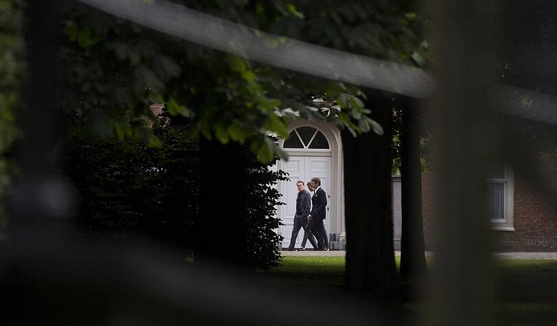 Die Prinzen Constantijn und Maurits mit Prinzessin Marilene im Garten des königlichen Palastes Huis ten Bosch in Den Haag.