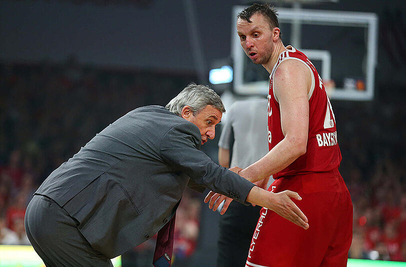 Bayern-Coach Svetislav Pesic gibt Dusko Savanovic (rechts) ein paar Tipps mit auf den Weg.