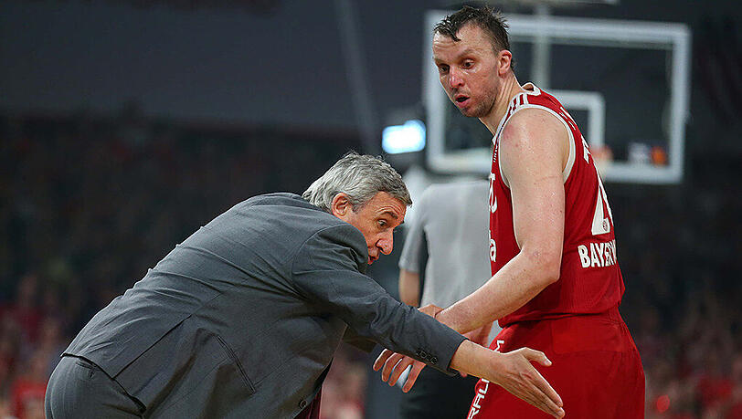 Bayern-Coach Svetislav Pesic gibt Dusko Savanovic (rechts) ein paar Tipps mit auf den Weg. Bayern-Coach Svetislav Pesic gibt Dusko Savanovic (rechts) ein paar Tipps mit auf den Weg.