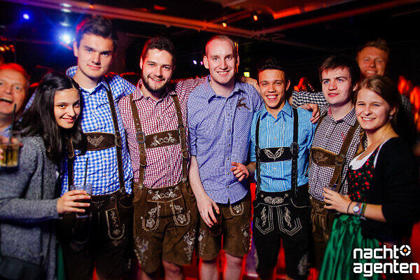 Im Neuraum feiert man Mingas schönste Jahreszeit an allen 16 Tagen!. Mehr Bilder vom Sonntag unter: href="http://www.nachtagenten.de/event/20.09.2015/neuraum/16-tage-wiesn-16-tage-neuraum.332616.html