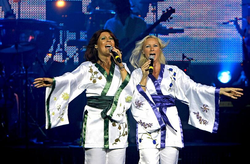 Im &bdquo;Abba&ldquo;-Outfit: Katja Nord (l.) und Camilla Dahlin.