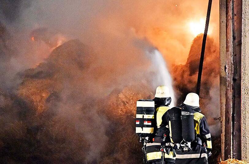 Der Brand einer Heuscheune stellte die Feuerwehren vor einige Probleme.