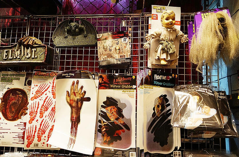 Der Halloween Gore Store bietet alles, was das Herz eines Horror-Fans begehrt.