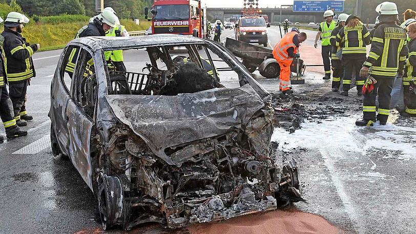 Die Insassen dieses ausgebrannten Autos konnten sich noch rechtzeitig in Sicherheit bringen.