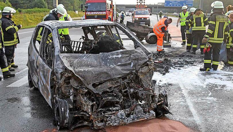 Die Insassen dieses ausgebrannten Autos konnten sich noch rechtzeitig in Sicherheit bringen. Die Insassen dieses ausgebrannten Autos konnten sich noch rechtzeitig in Sicherheit bringen.