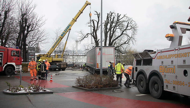 Eine Fahrt mit überhöhter Geschwindigkeit durch das oberbayerische Trostberg endet für den Fahrer eines Sattelzuges über dem Abgrund.