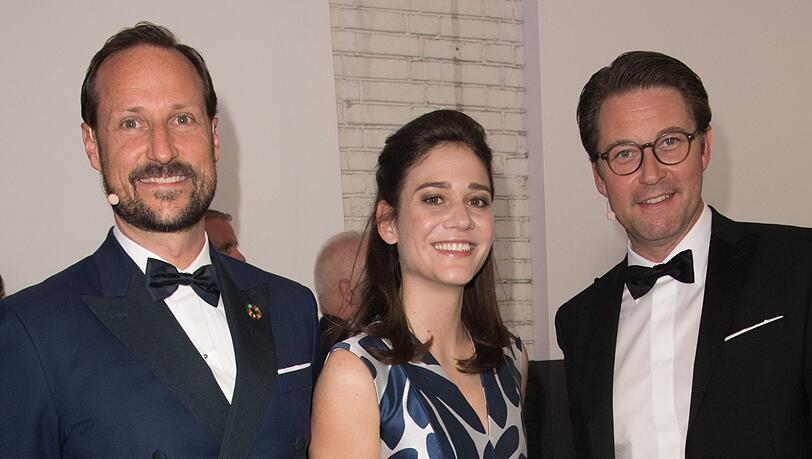 Kronprinz Haakon von Norwegen, CSU-Minister Andreas Scheuer und seine Lebensgefährtin Julia Reuss.
