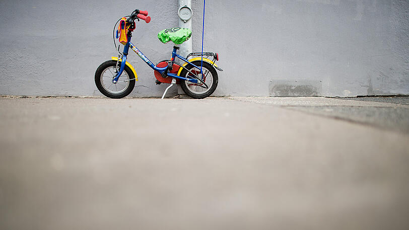 Ein 3-Jähriger auf seinem Kinderfahrrad wurde von einem SUV überrollt (Symbolbild).
