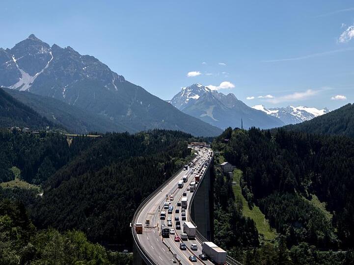 Autos und Lkw fahren zwischen Patsch und Schönberg am Brenner (Autobahn A13) über die Europabrücke. Foto: Sven Hoppe/Archiv
