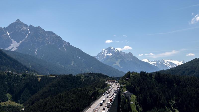 Autos und Lkw fahren zwischen Patsch und Schönberg am Brenner (Autobahn A13) über die Europabrücke. Foto: Sven Hoppe/Archiv Autos und Lkw fahren zwischen Patsch und Schönberg am Brenner (Autobahn A13) über die Europabrücke. Foto: Sven Hoppe/Archiv