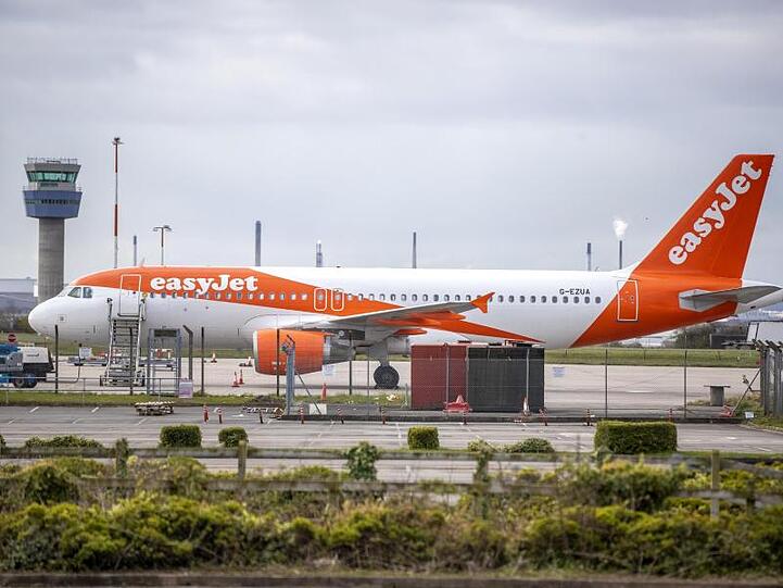 Ein Flugzeug der britischen Fluggesellschaft Easyjet steht auf der Rollbahn des John Lennon Flughafens in Liverpool.