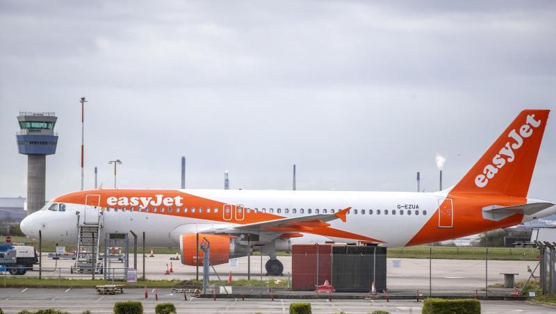 Ein Flugzeug der britischen Fluggesellschaft Easyjet steht auf der Rollbahn des John Lennon Flughafens in Liverpool. Ein Flugzeug der britischen Fluggesellschaft Easyjet steht auf der Rollbahn des John Lennon Flughafens in Liverpool.