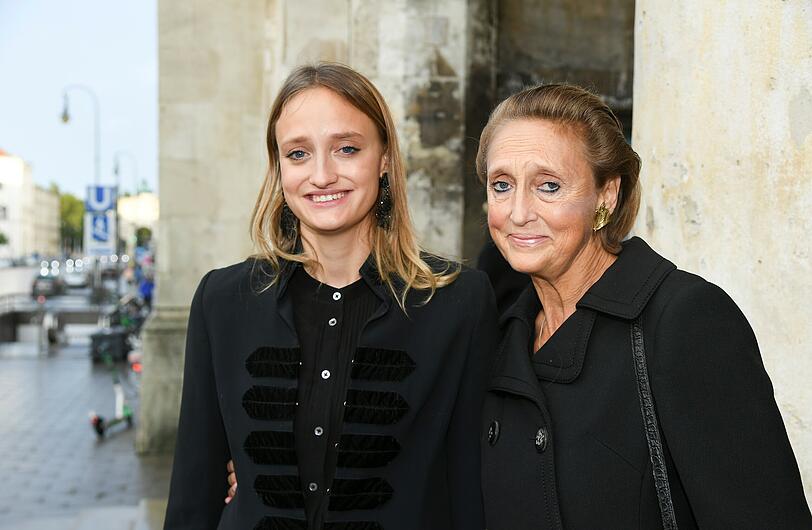 Gräfin Maria-Beatrice Arco Zinneberg mit Tochter.