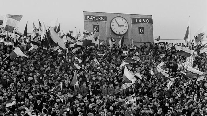 Ein Stück Münchner Tradition: die Anzeigetafel beim Derby 1965.