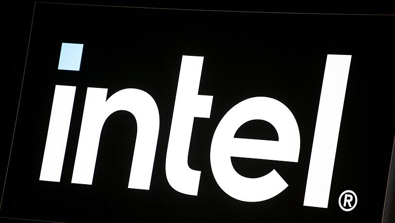 Der Chip-Riese Intel wird vom Schrumpfen des PC-Marktes schwer erwischt und schwächelt auch im Geschäft mit Rechenzentren.
