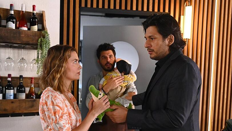 "Alles was zählt": Nathalie springt über ihren Schatten und gönnt Maximilian (r.) einen Moment mit Diego.