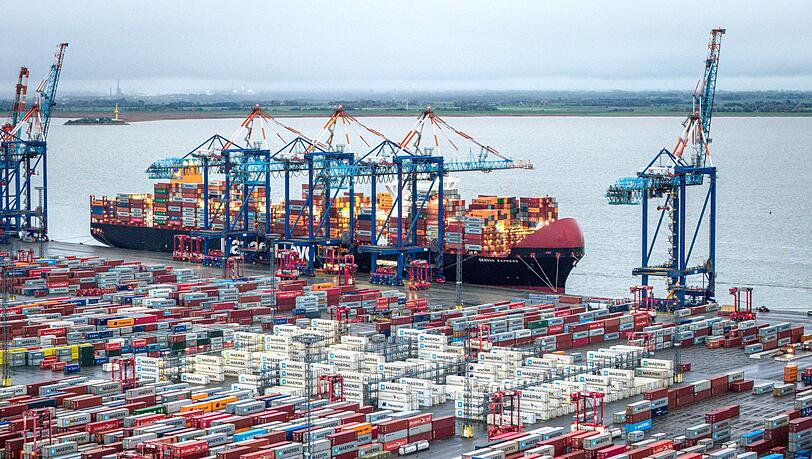 Nach der Ankunft des ersten Vollcontainerschiffs in Bremen wurde der Bau des Containerhafens in Bremerhaven vorbereitet. (Archivbild)