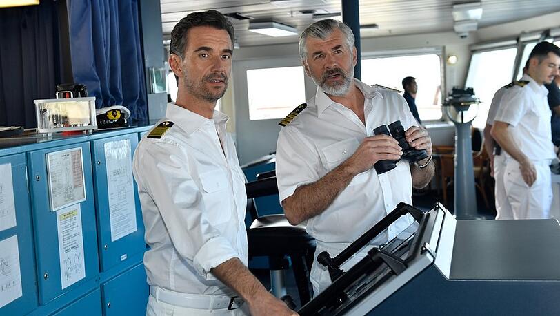 Kapit&auml;n Max Parger (Florian Silbereisen, l.) und Staff-Kapit&auml;n Martin Grimm (Daniel Morgenroth) sind auf dem Weg zu den Bahamas.