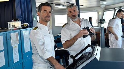 Kapit&auml;n Max Parger (Florian Silbereisen, l.) und Staff-Kapit&auml;n Martin Grimm (Daniel Morgenroth) sind auf dem Weg zu den Bahamas.
