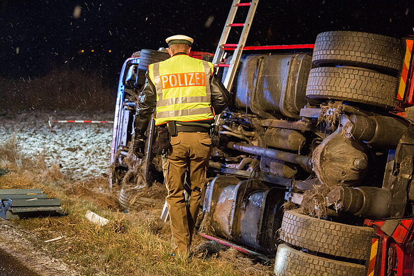 Ein mit Schnittholz beladener Lkw aus Slowenien ist am Montagabend gegen 18.30 Uhr von der Fahrbahn abgekommen und in ein Feld gekippt. Der Fahrer wurde leicht verletzt. Die Bilder