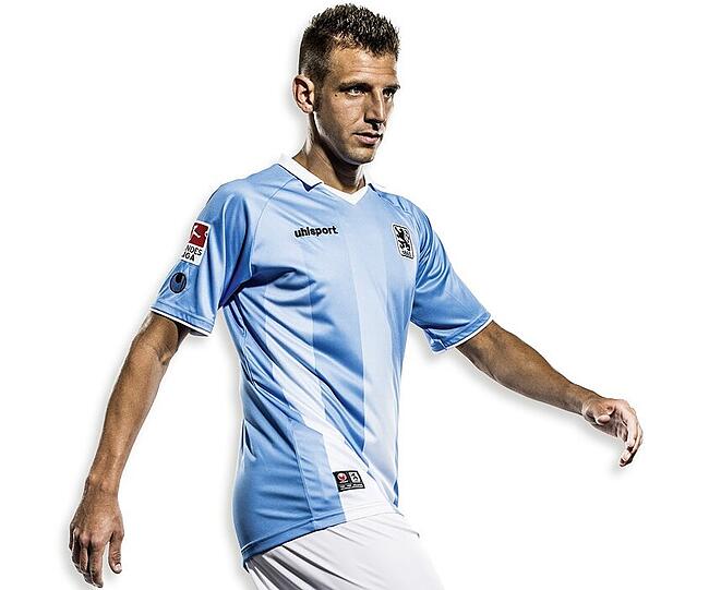 Guillermo Vallori präsentiert das neue Löwen-Trikot