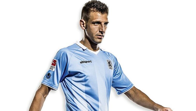 Guillermo Vallori präsentiert das neue Löwen-Trikot Guillermo Vallori präsentiert das neue Löwen-Trikot