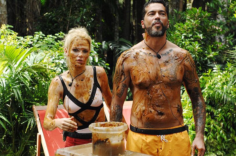 Aurelio: &bdquo;Soll ich dich zuerst eincremen?&ldquo; Sara: &bdquo;Ja, mache die Arme zuerst.&ldquo; Und Aurelio beginnt das Model ordentlich an den Armen einzuschmieren.