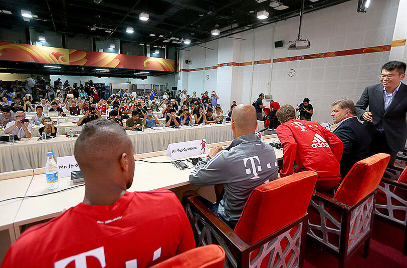 Bei Pressekonferenz und anschließendem Training setzte sich die Euphorie um den FC Bayern im Reich der Mitte fort. Die Bilder.