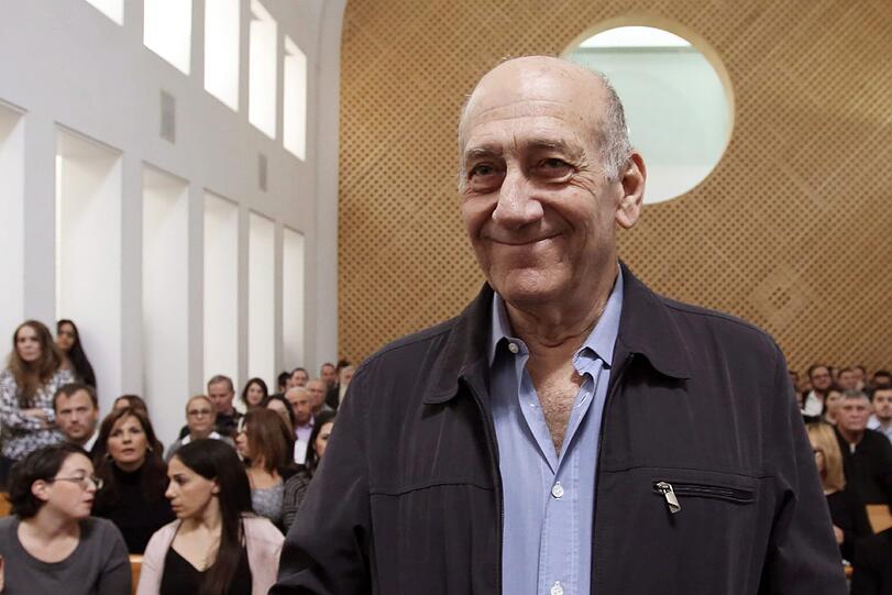 Der ehemalige Ministerpräsident von Israel, Ehud Olmert, muss wegen Korruption für 18 Monate ins Gefängnis. Fraglich, ob er da auch noch so fröhlich schaut.