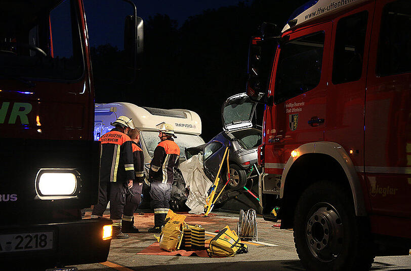 An einer Baustelle auf der A7 gerät ein Wohnmobil in den Gegenverkehr und kollidiert mit einem Opel. Der 21-jährige Fahrer des Kleinwagens ist sofort tot. Die Bilder des schrecklichen Unfalls.