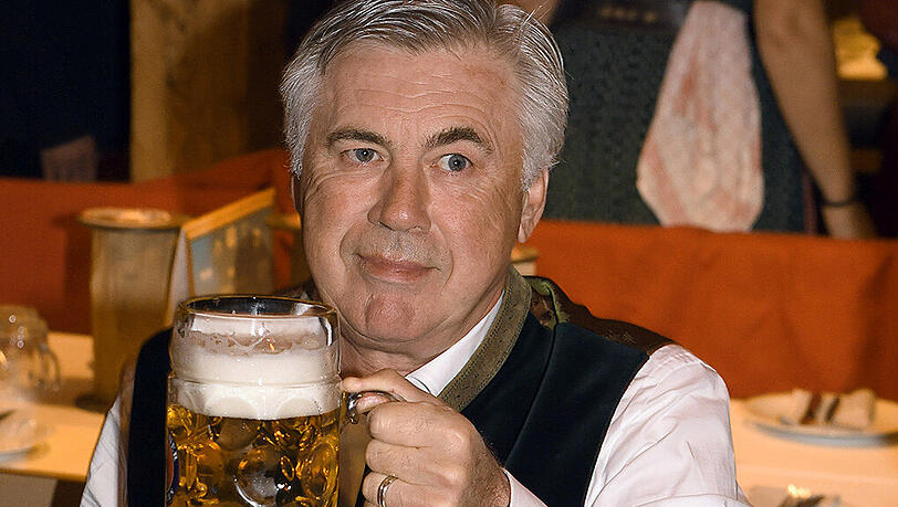 Hoch die Tassen: Carlo Ancelotti. Hoch die Tassen: Carlo Ancelotti.