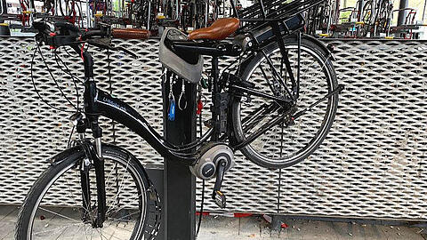 Fahrradpumpen und Service - erste Stationen als Pilotversuch.