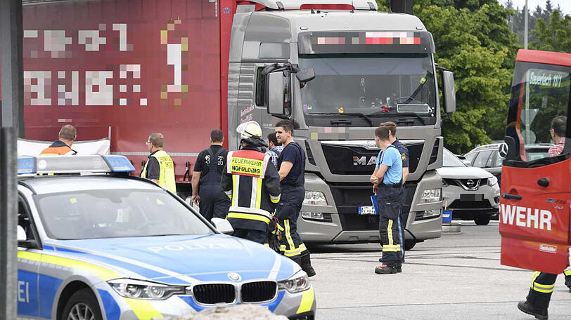 Unfallort Tankstelle: Eine Radlerin wurde hier von einem Lkw überrollt - die Bilder aus Sauerlach.