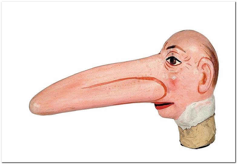 Der Riechkolben aus Pappmaschee erinnert an Pinocchio. Er stammt aus den 20ern.