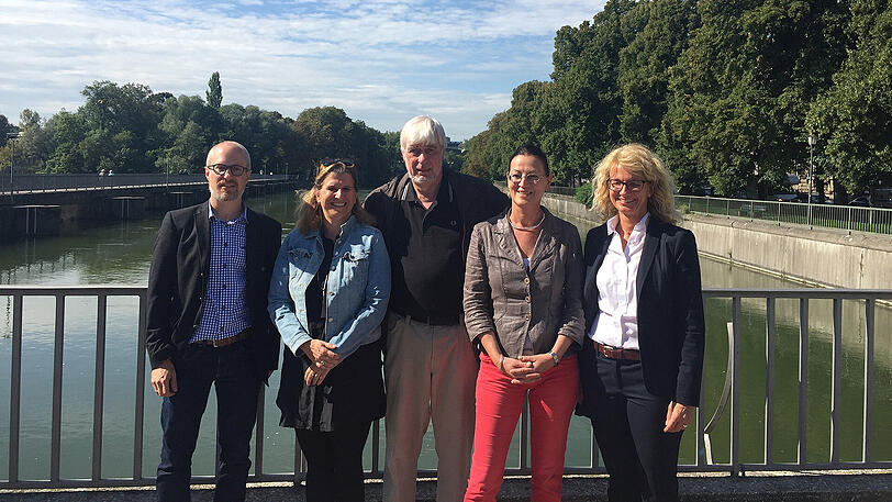 Stellten das Programm des Isarinselfestes vor: Burkhard Rüdiger (Paulaner), Julia Schönfeld-Knor (künstlerische Leitung), Jürgen Salzhuber (AWO-Chef), Claudia Tausend (BT-Kandidatin SPD), Petra Linné (ASB) auf der Mariannenbrücke.