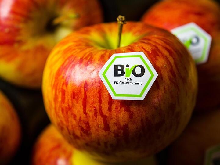 Äpfel mit Bio-Siegel. Bio ist zurzeit einer der größten Wachstumsträger im Lebensmittelhandel.