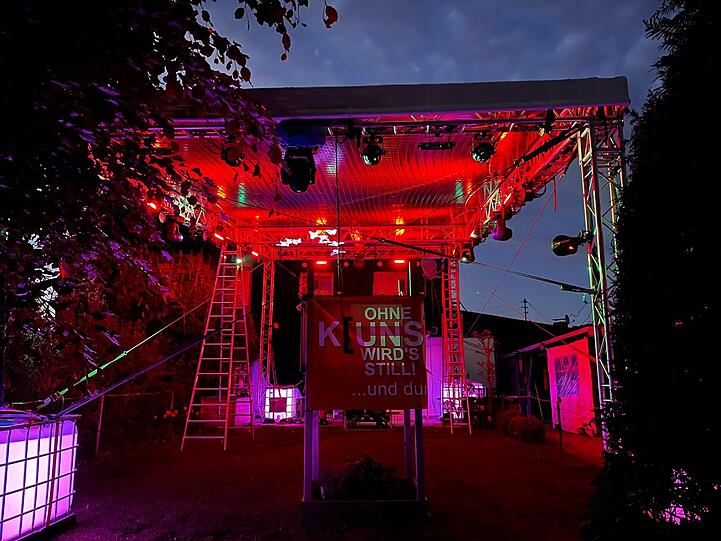 In seinem Garten hat der Lichtkünstler Andres Hönig Projekt gemeinsam mit dem Münchner Künstler Michael Pendry umgesetzt.