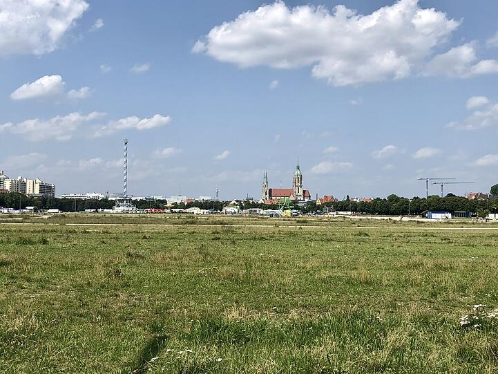 Schön grün: Die Theresienwiese macht ihrem Namen derzeit wieder alle Ehre.