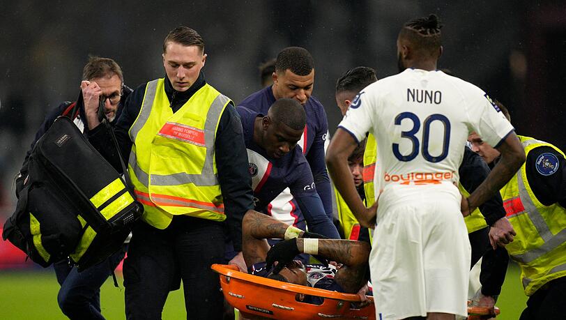 Sanitäter tragen Presnel Kimpembe von PSG vom Platz.