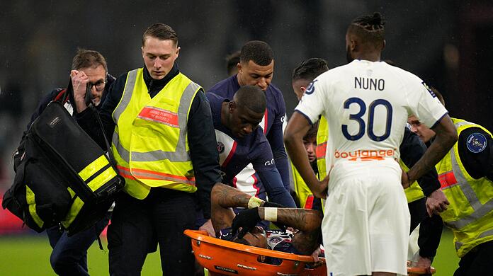 Sanitäter tragen Presnel Kimpembe von PSG vom Platz.