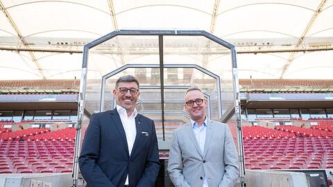 VfB-Vorstandsboss Alexander Wehrle (r) und Vereinspräsident Claus Vogt.