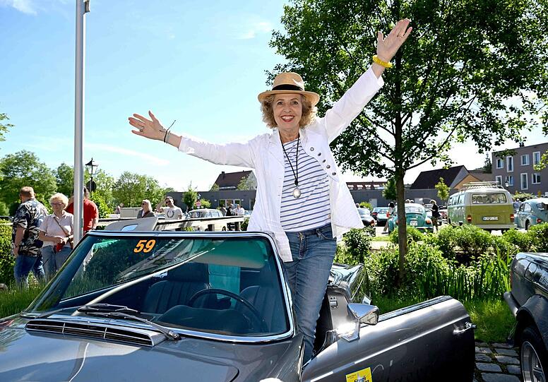 Als Rallye-Patin macht sie den Anfang: TV-Star Michaela May im Oldtimer Mercedes-Benz 280 SL "Pagode" von 1968 vor dem Start in Spalt.