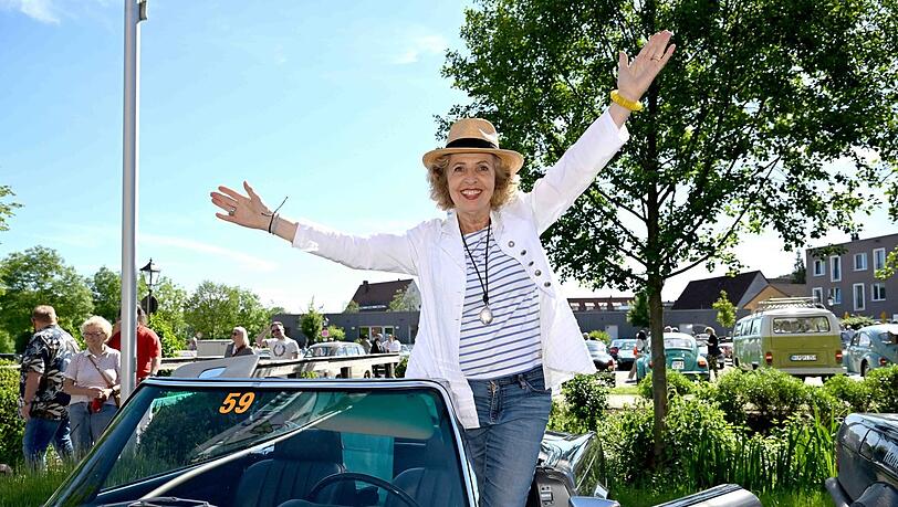 Als Rallye-Patin macht sie den Anfang: TV-Star Michaela May im Oldtimer Mercedes-Benz 280 SL "Pagode" von 1968 vor dem Start in Spalt. Als Rallye-Patin macht sie den Anfang: TV-Star Michaela May im Oldtimer Mercedes-Benz 280 SL "Pagode" von 1968 vor dem Start in Spalt.